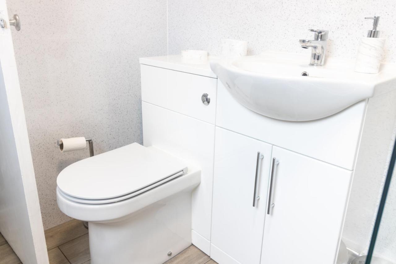 Adrian House, Near Hospital, Easy Parking + Garden Appartement Carlisle  Buitenkant foto